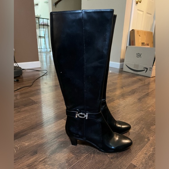 Black boots - Picture 1 of 1